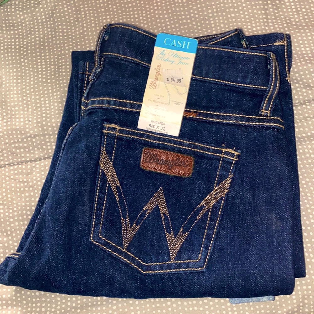 Women’s “cash” bootcut Wrangler jeans size 5/6. 100% cotton. Never worn.